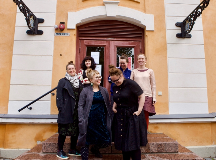 Näyttelytyöryhmäläiset Näyttelytyöryhmäläiset Sara Ilveskorpi, Johanna Naukkarinen, Lilli Haapala, Margarita Rosselló-Ramón, Jane Vuorinen ja Sanna Kananoja